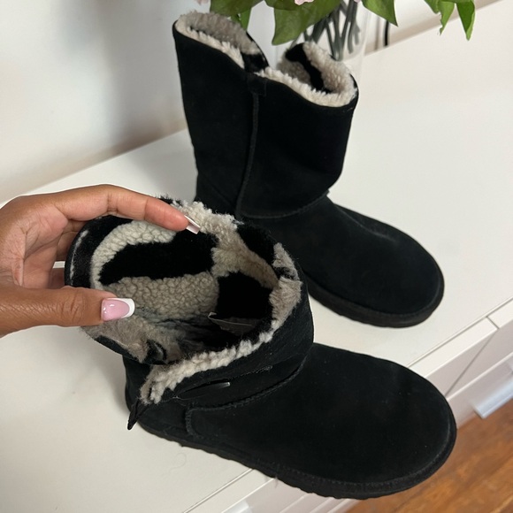 UGGS - Picture 3 of 6